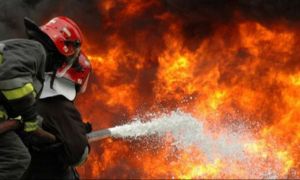 Incendiu masiv la o fabrică din Prahova: Zeci de tone de cărbune au ars