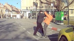 Sibiu: polițist filmat când BATE un om al străzii pentru că nu purta mască