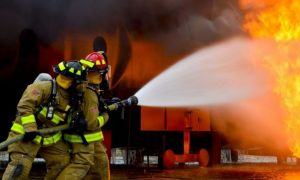 Incendiu puternic la un hotel din Mamaia. Zeci de turiști au fost evacuați