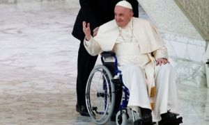 Papa Francisc, GLUME pe seama durerilor de genunchi: ”Știți de ce am nevoie?...”