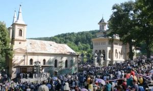 Zeci de mii de credincioşi ortodocşi şi greco-catolici, prezenți și în acest an la pelerinajul de la Mănăstirea Nicula