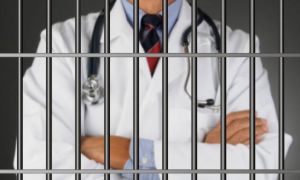 Un MEDIC a fost arestat preventiv după ce a AGRESAT SEXUAL o fetiţă de 11 ani