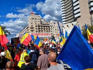 Protest AUR: mii de oameni merg spre Piața Victoriei, cu drapele tricolore, și scandează ”Demisia!”