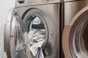 Paris: o fetiță de ani A MURIT în mașina de spălat