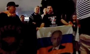Tatăl lui Djokovic a șocat spectatorii de la Australian Open: S-a afișat cu un steag al Rusiei care avea printat chipul lui Putin