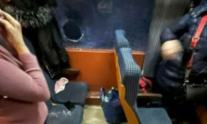 Trenul București-Botoșani, atacat cu PIETRE pe un câmp de pe traseu. O femeie a fost rănită