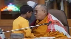 Dalai Lama A SĂRUTAT un copil pe gură și i-a cerut să-i 