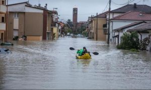  Cod roșu de inundații menținut în provincia italiană Emilia-Romagna; zeci de mii de oameni au fost evacuați