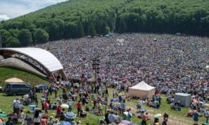 Sute de mii de oameni din întreaga lume participă la PELERINAJUL de RUSALII de la Şumuleu Ciuc