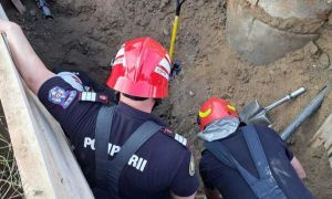 Tragedie în Vâlcea: Doi muncitori au fost PRINȘI sub un mal de pământ