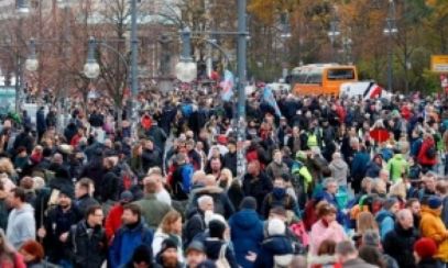 BERLIN: proteste violente față de introducerea unor noi restricții anti-COVID-19