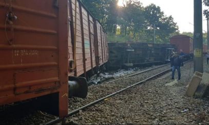 DEFECȚIUNE pe calea ferată: Două trenuri de călători sunt OPRITE în județul Mehedinți