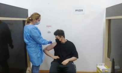 Un adolescent de 16 ani, cel mai TÂNĂR român care s-a vaccinat