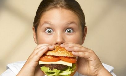 Studiu alarmant: Mâncarea de tip fast-food PROSTEȘTE!