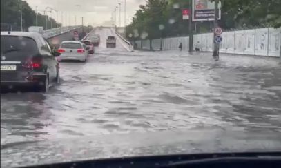 Ploaia torențială a făcut PRĂPĂD în București: străzi și curți inundate, copaci rupți, grindină