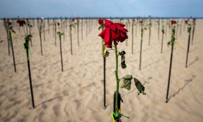 Inedit: Plaja Copacabana, acoperită în trandafiri roșii