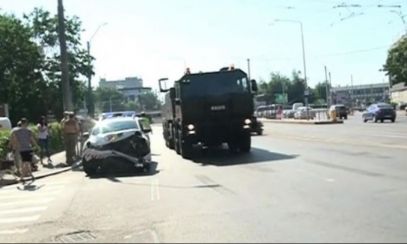 Accident rutier cu un convoi MILITAR în Capitală. Două persoane au fost transportate la spital