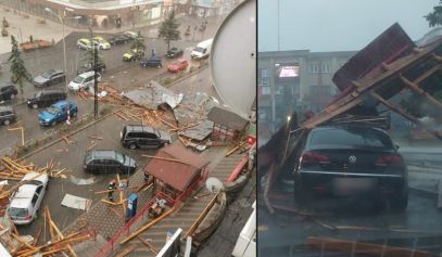 PRĂPĂD în Bihor și alte orașe din țară: un acoperiș a fost SMULS de rafale și a căzut peste mașinile din trafic