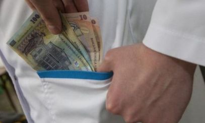 MITĂ la DSP: O angajată cerea bani pentru angajarea asistentelor în spitale
