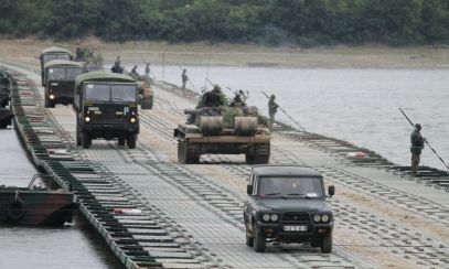 Sute de militari români exersează trageri de luptă pe Dunăre