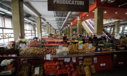 Piețarii din România vor introduce plata cu cardul și opțiunea de scanare a legumelor cu QR