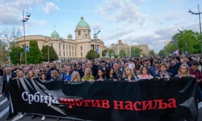 Serbia se REVOLTĂ! Oamenii au ieșit în stradă și cer măsuri împotriva violenţelor din şcoli şi din ţară
